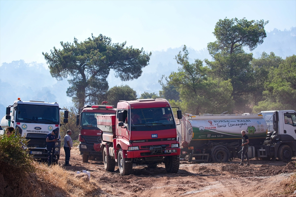 Manisa’da 3 ilçede orman yangınıyla mücadele devam ediyor başlıklı video haberin görseli