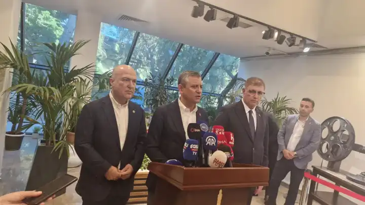 Özel’den eleştirilere yanıt: İmamoğlu’nu nasıl savunduysak, Soyer’i de savunacağız