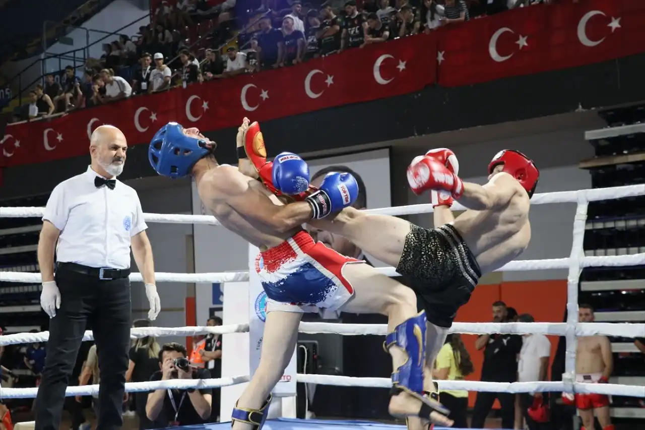 Türkiye Kick Boks Şampiyonası İzmir’de başladı haberinin görseli
