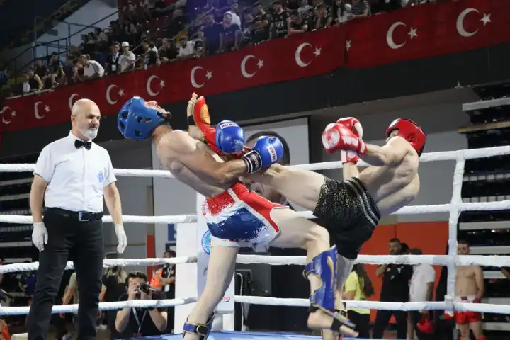 Türkiye Kick Boks Şampiyonası İzmir’de başladı