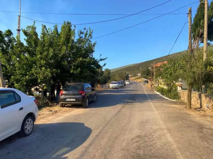 Alaçatı-Zeytinler arası trafiğe kapatıldı