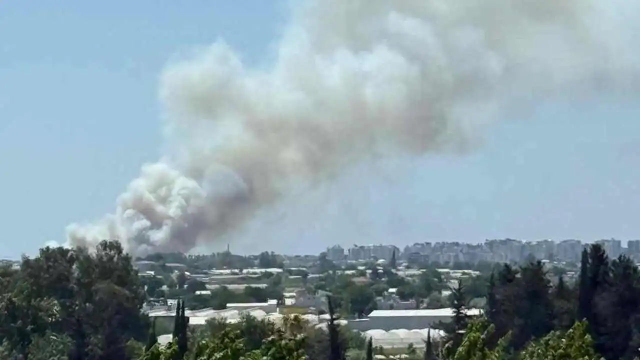 Antalya'da yerleşim yerlerine yakın orman yangını! haberinin görseli
