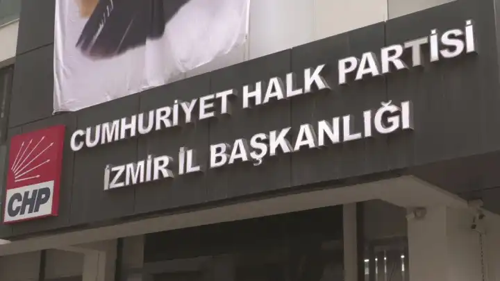 CHP İzmir'de İlçe Başkanları il binasında toplanıyor