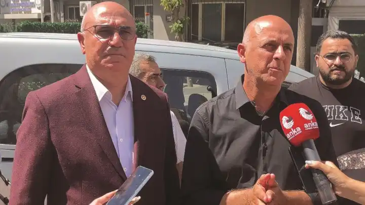 CHP’li vekillerden emniyet önünde gözaltı açıklaması
