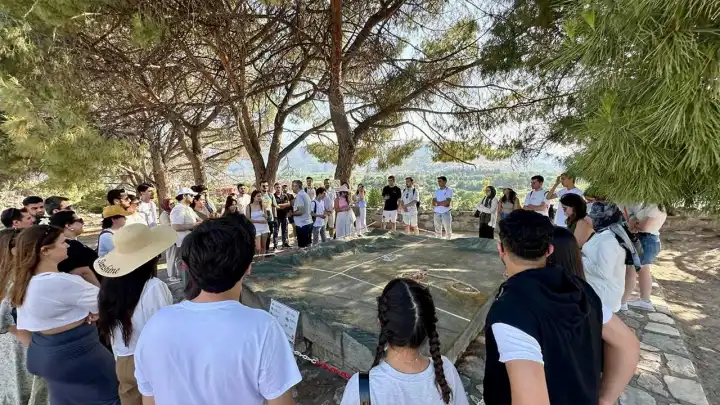 Gençler Efes’in büyüsünü gece müzeciliği ile keşfetti