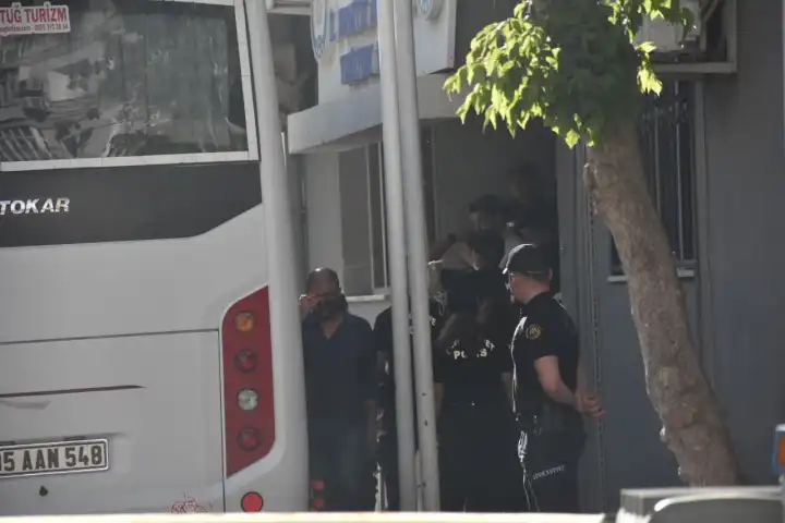 İzmir’de yolsuzluk operasyonu: Gözaltına alınanlar sağlık kontrolüne götürüldü