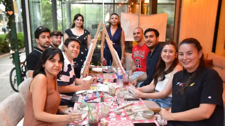 Karşıyaka’da genç ressamlar her çarşamba Chocolade Boutique’te