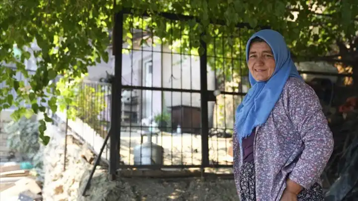 Tahliye edilen mahalleyi terk etmedi: Komşusunun havuzundan aldığı suyla evleri yangınından korudu