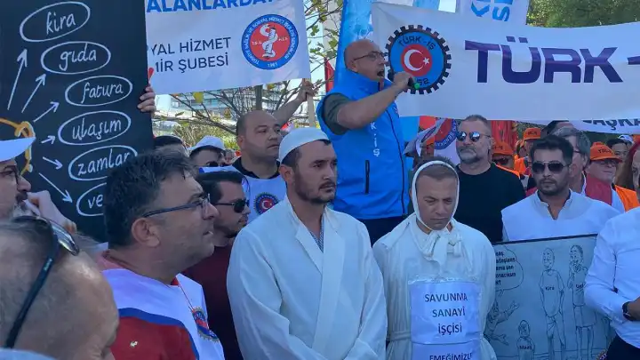 TÜRK-İŞ’ten AK Parti İzmir İl Başkanlığı önünde tabutlu protesto