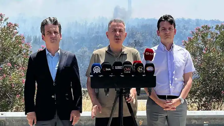 Vali Elban Çeşme yangını için konuştu: Alevleri sıkıştırdık