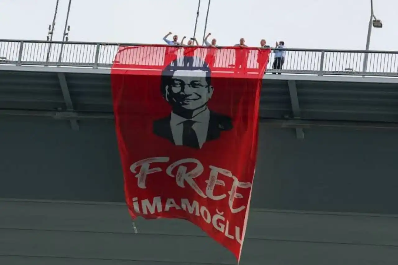 ‘Free İmamoğlu’pankartı asan CHP’li vekillere fezleke haberinin görseli