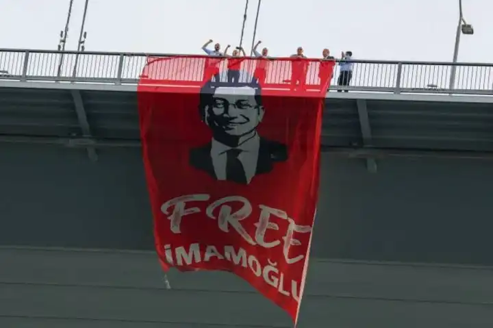 ‘Free İmamoğlu’pankartı asan CHP’li vekillere fezleke