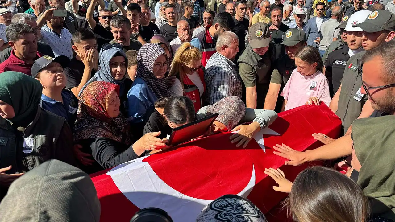 İzmir’de yangınla mücadelede ederken şehit düşen İbrahim Demir Konya’da toprağa verildi haberinin görseli