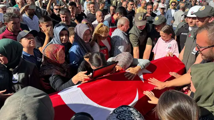 İzmir’de yangınla mücadelede ederken şehit düşen İbrahim Demir Konya’da toprağa verildi