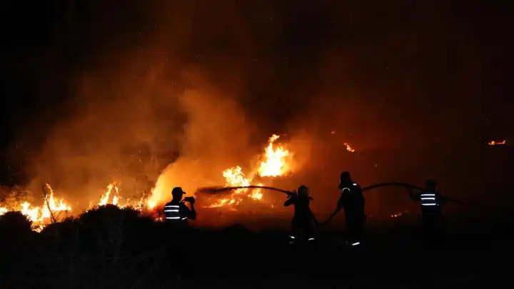 İzmir Haber: Çeşme’de yangınla mücadele tüm hızıyla sürüyor