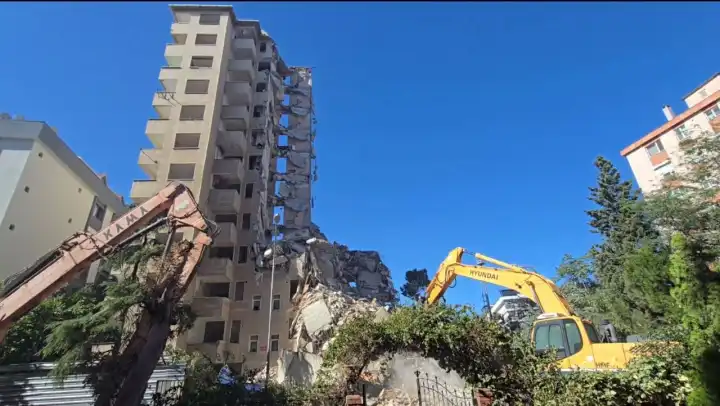 Maltepe’de 11 katlı bina çöktü