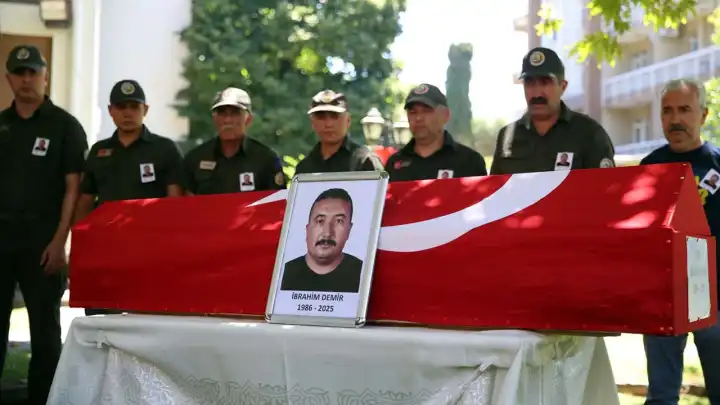 Ödemiş’te yangına müdahale ederken şehit olan İbrahim Demir’e veda