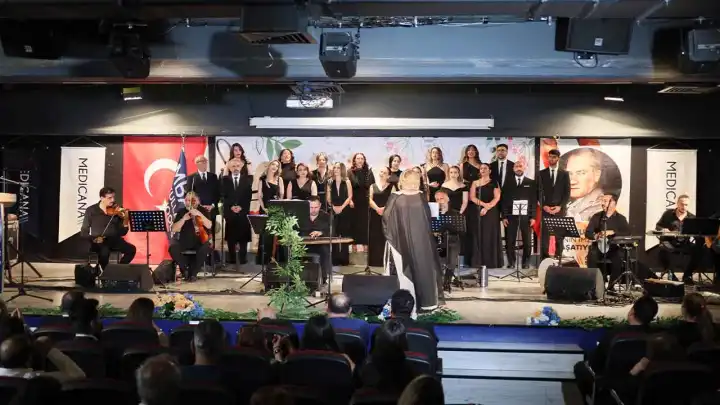 Sağlık çalışanları notalarla şifa dağıttı
