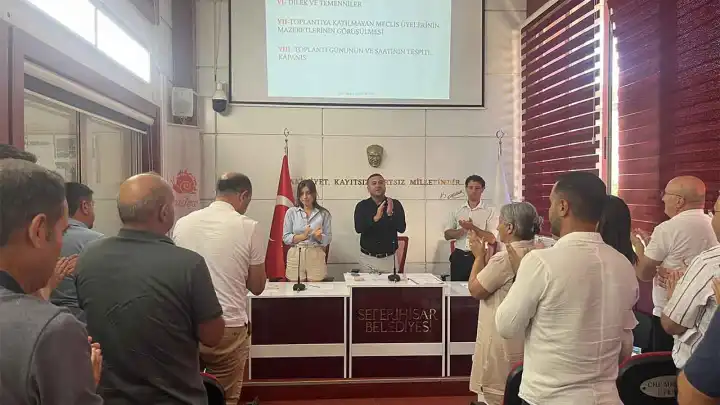 Seferihisar Belediye Meclisinde dayanışma mesajı: Ayakta alkışlandılar