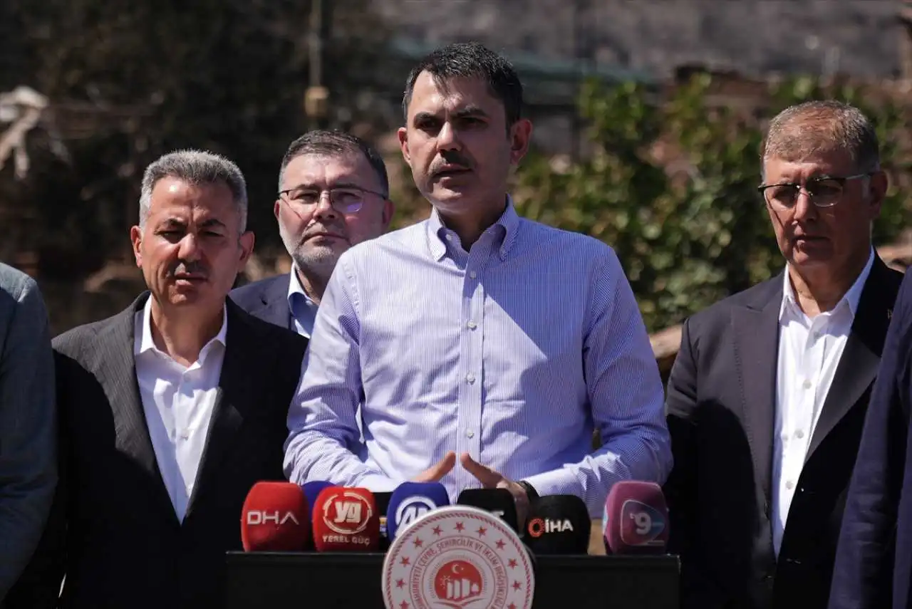 Bakan Kurum İzmir’deki yangınların bilançosunu açıkladı haberinin görseli