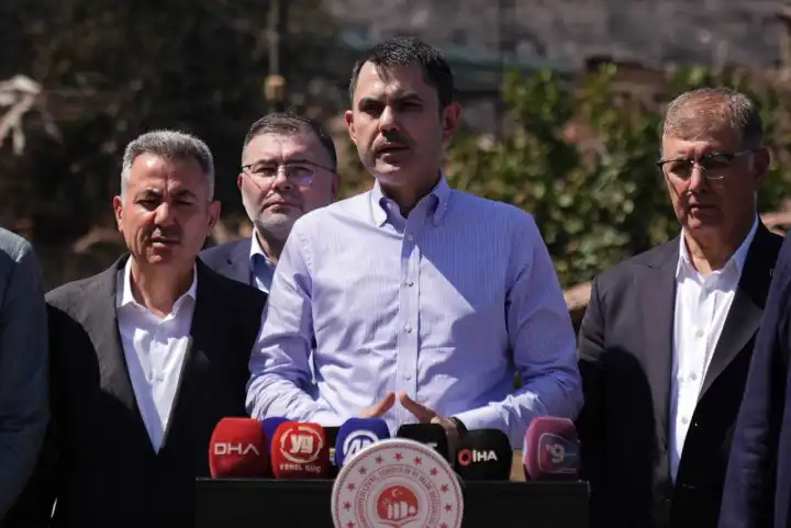 Bakan Kurum İzmir’deki yangınların bilançosunu açıkladı