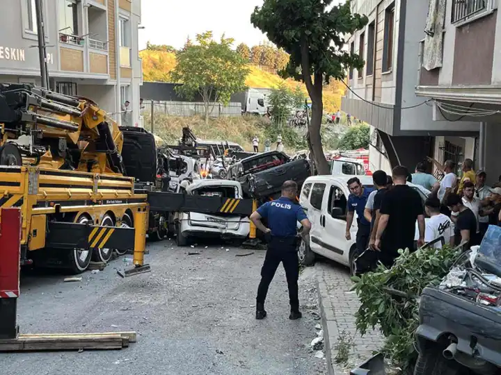 Kontrolden çıkan vinç 23 aracı ezdi geçti