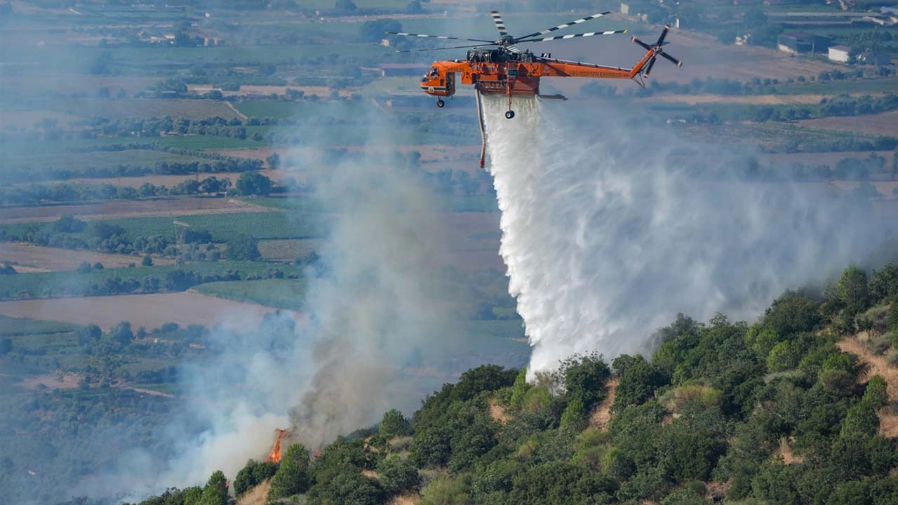 Ödemiş’te çıkan orman yangınına havadan ve karadan müdahale başlıklı video haberin görseli
