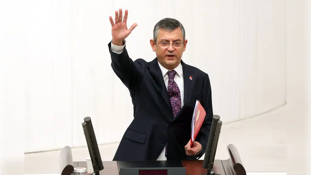 AK Parti İzmir vekillerinden Özgür Özel’e eleştiri yağmuru haberinin görseli