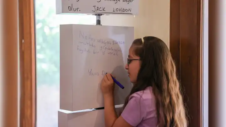Minik Elif’in doktorluk hayalindeki durağı Cumhuriyet Kütüphanesi oldu! 