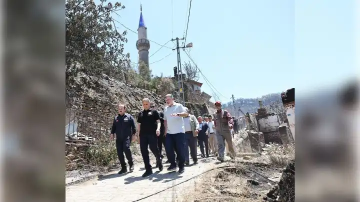 Tosunlar’da felaketin izleri siliniyor: “Devletimiz seferber, Tosunlar’ı ayağa kaldıracağız” haberinin görseli