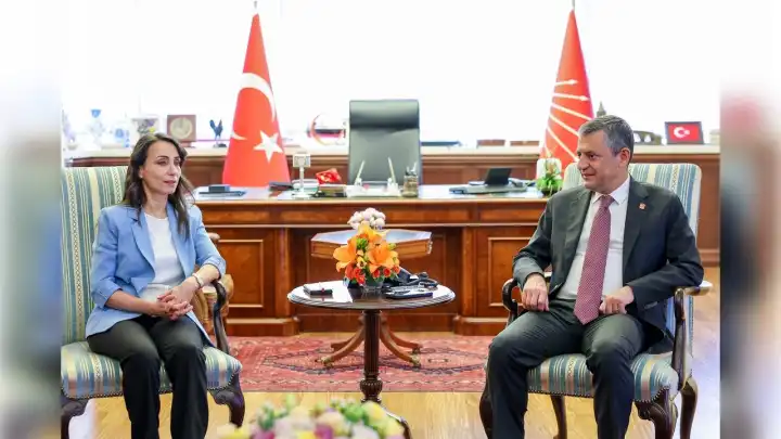 Tülay Hatimoğulları ve Özgür Özel bir aray geldi