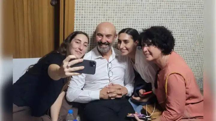 Tunç Soyer: Mavi hem özgürlüğü hem tutsaklığı güzelleştiriyor