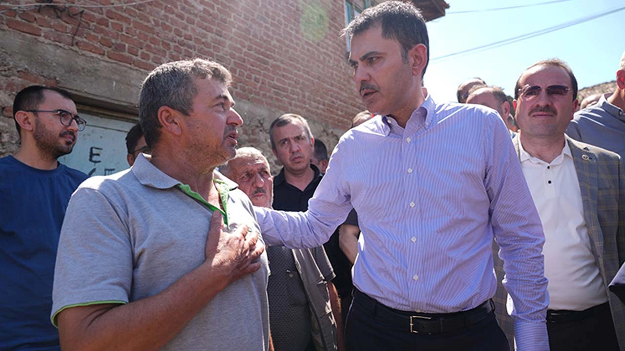 Bakan Kurum Ödemiş’te yangın bölgesini ziyaret etti başlıklı video haberin görseli