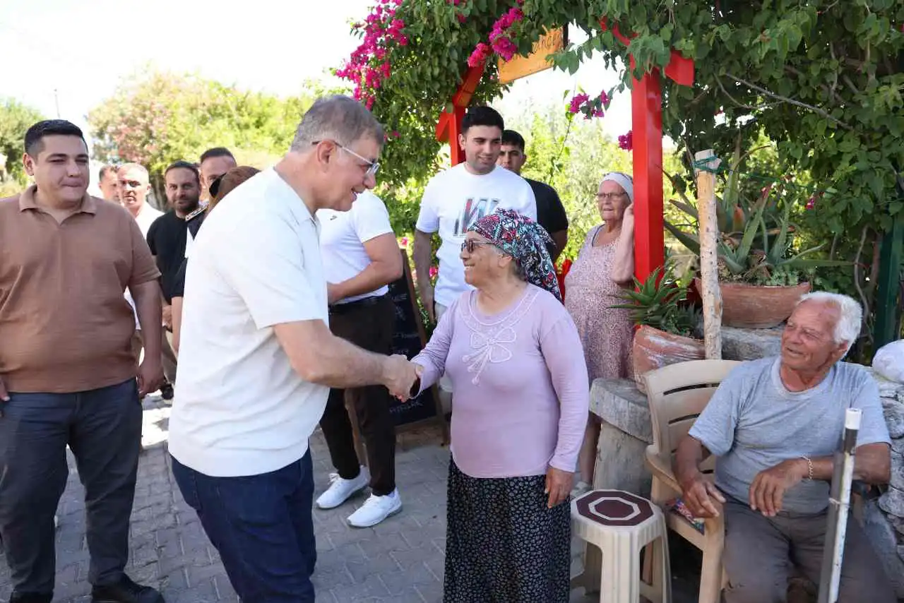 Başkan Tugay yangın bölgesinde: Elimizden gelenin en iyisini yapacağız haberinin görseli