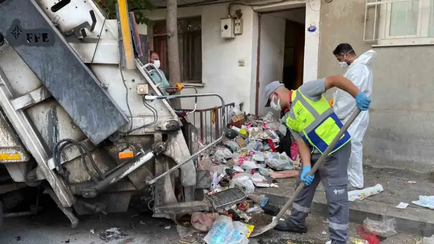 Bornova’da çöp ev temizlendi: 7 yıllık kabus son buldu
