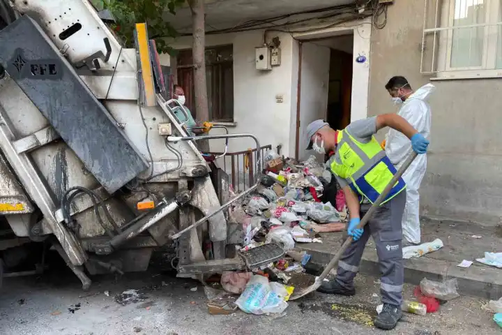Bornova’da çöp ev temizlendi: 7 yıllık kabus son buldu