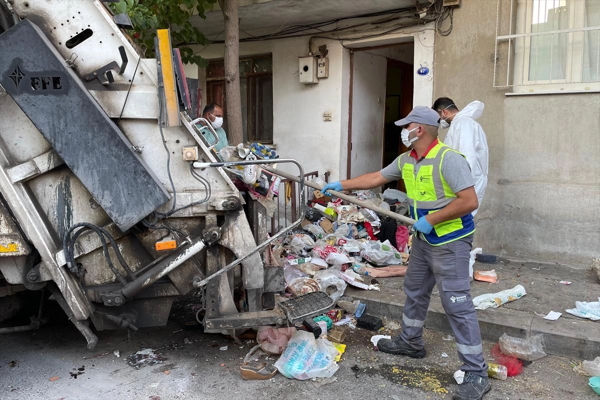 İzmir’de koku nedeniyle ihbar edilen evden iki kamyon çöp çıktı başlıklı video haberin görseli