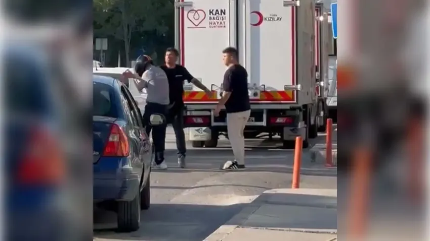 İzmir haber: Bayraklı'da motosiklet sürücüsü sokak ortasında darp edildi