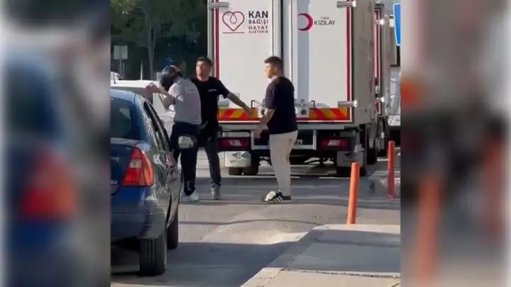 İzmir haber: Bayraklı'da motosiklet sürücüsü sokak ortasında darp edildi