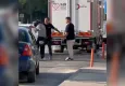 İzmir haber: Bayraklı'da motosiklet sürücüsü sokak ortasında darp edildi