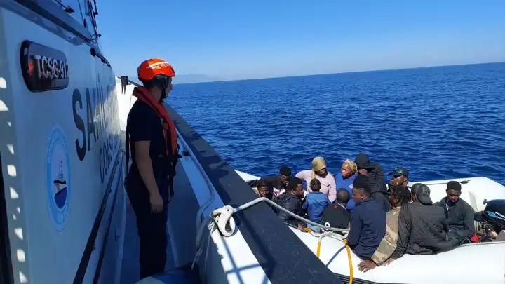 İzmir haber: Selçuk açıklarında 16 düzensiz göçmen kurtarıldı