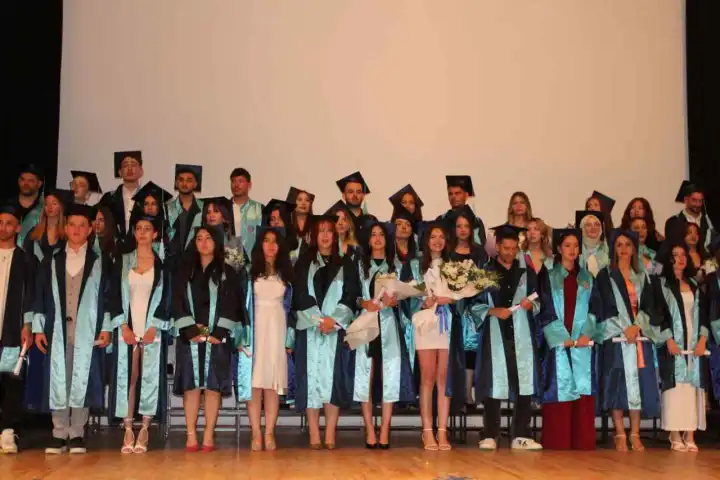Ege Üniversitesi Emel Akın MYO’da mezuniyet heyecanı 