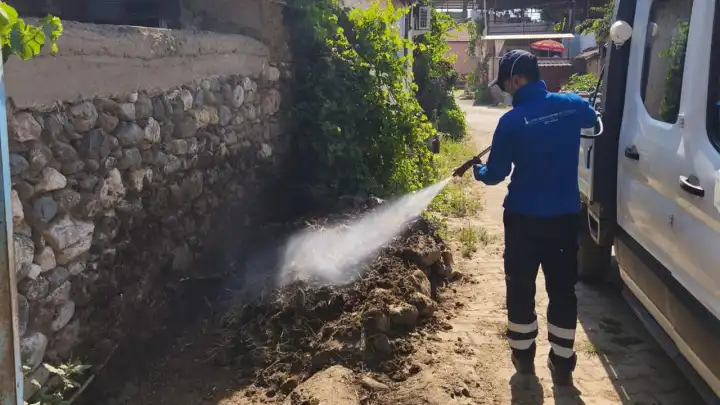 İzmir’de ilaçlama seferberliği: 30 ilçede 27 ekip görev başında