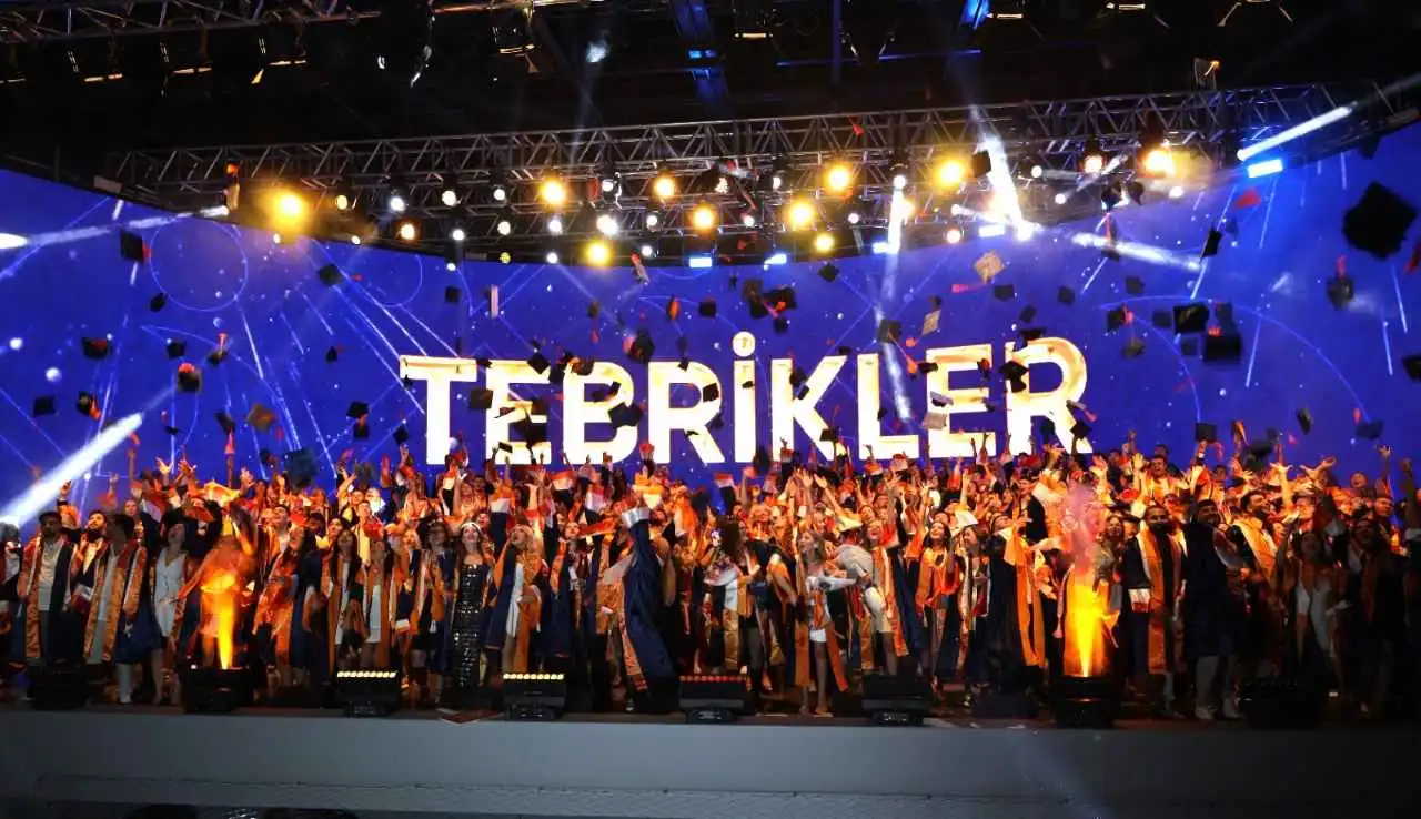 İzmir Ekonomi’den mezunlarına unutulmaz tören haberinin görseli