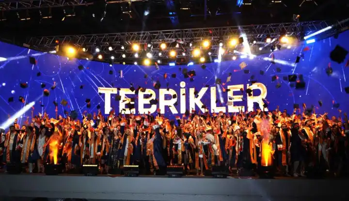 İzmir Ekonomi’den nezunlara unutulmaz tören