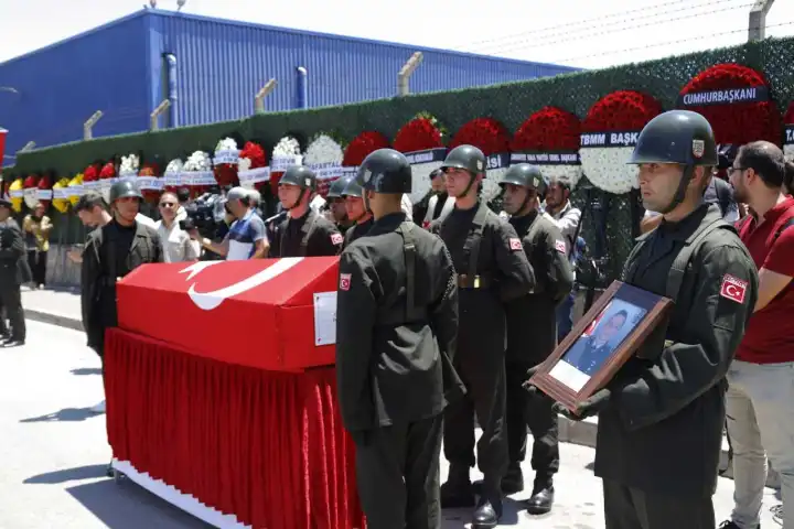 İzmir şehidine veda etti…