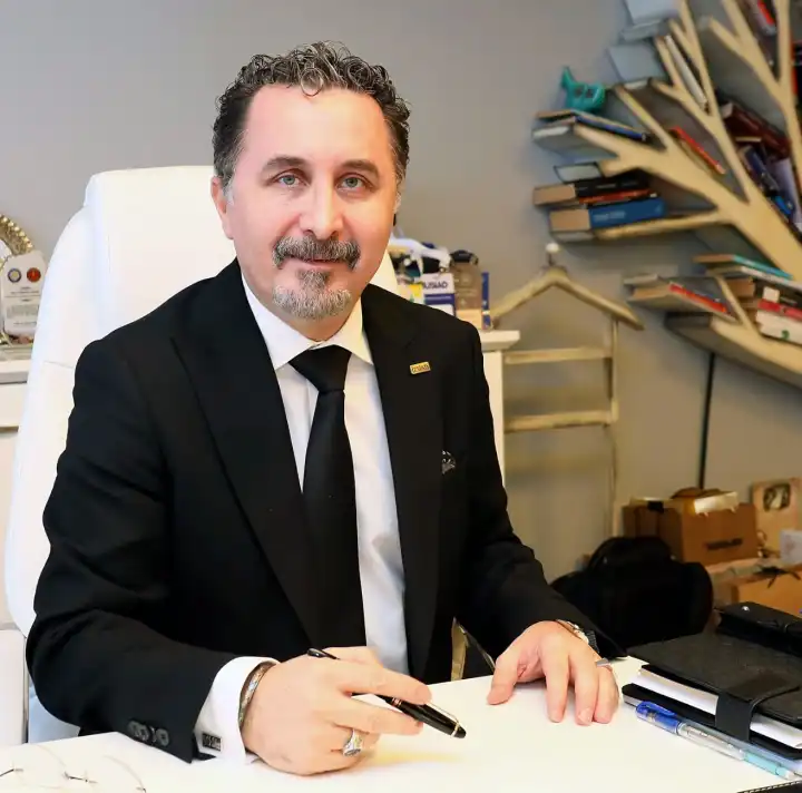 İZSİAD Başkanı Hüseyin Cengiz, Adli Kontrol Şartıyla Serbest Bırakıldı haberinin görseli