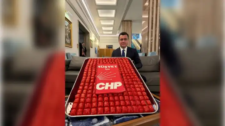 Osman Gökçek'ten CHP'ye baklava tepsili gönderme