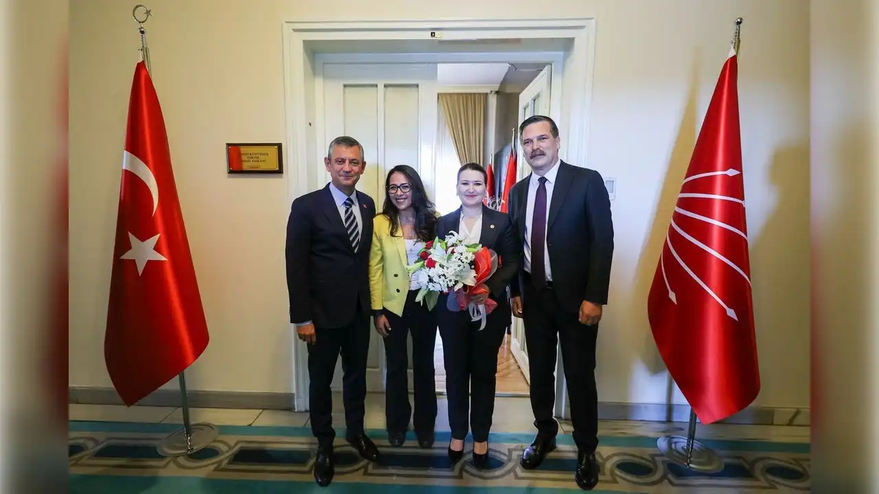 Özgür Özel ile Erkan Baş Meclis'te bir araya geldi haberinin görseli