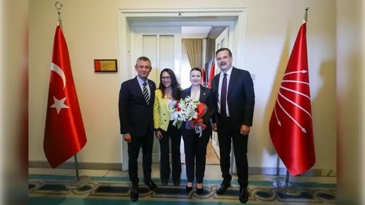 Özgür Özel ile Erkan Baş Meclis'te bir araya geldi